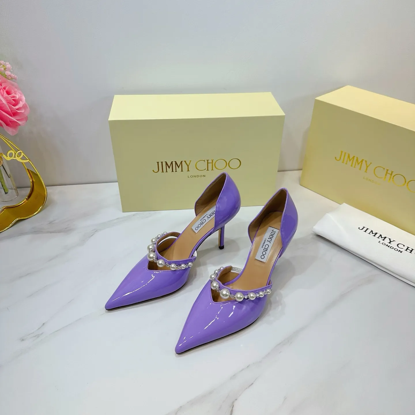 👟👟Ex-factory price 620👟👟 JIMMY CHOO (Jimmy CHOO) 💝💝💝 is a very comprehensive noble fashion lifestyle brand, with a series of women's high-heeled, medium-heeled, flat-heeled sandals with the same straps from major fashion bloggers and celebrities in Hong Kong and the United States.  The Australian pointed toe, round toe and square toe series are simply beautiful. Fall in love with elegance and playful sense of the future. Just by looking at them, you want to own them immediately, but you can really think about a pair of exquisite high heels~~~~~~~~~~~~~~~~~ 💝This series is specially designed for extraordinary and indifferent ladies, thus creating a unique overall effect, Jimmy Choo Design products that inspire women to move forward and show their charm💝💝💝 1⃣️Material: Imported patent leather 2⃣️Inner: Imported Italian lambskin, super soft and delicate 3⃣️Outsole: Imported Italian original original color genuine leather outsole Heel height 8.5 4⃣️Code number: 35 to 39 (34.40.41.42. Customized)